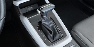 Vista interior Chevrolet Aveo Hatchback 2025, con palanca de velocidades en color negro con detalles en cromo para CVT