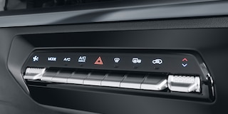 Vista interior Nuevo Chevrolet Aveo Hatchback 2025, auto compacto con aire acondicionado electrónico de controles automáticos