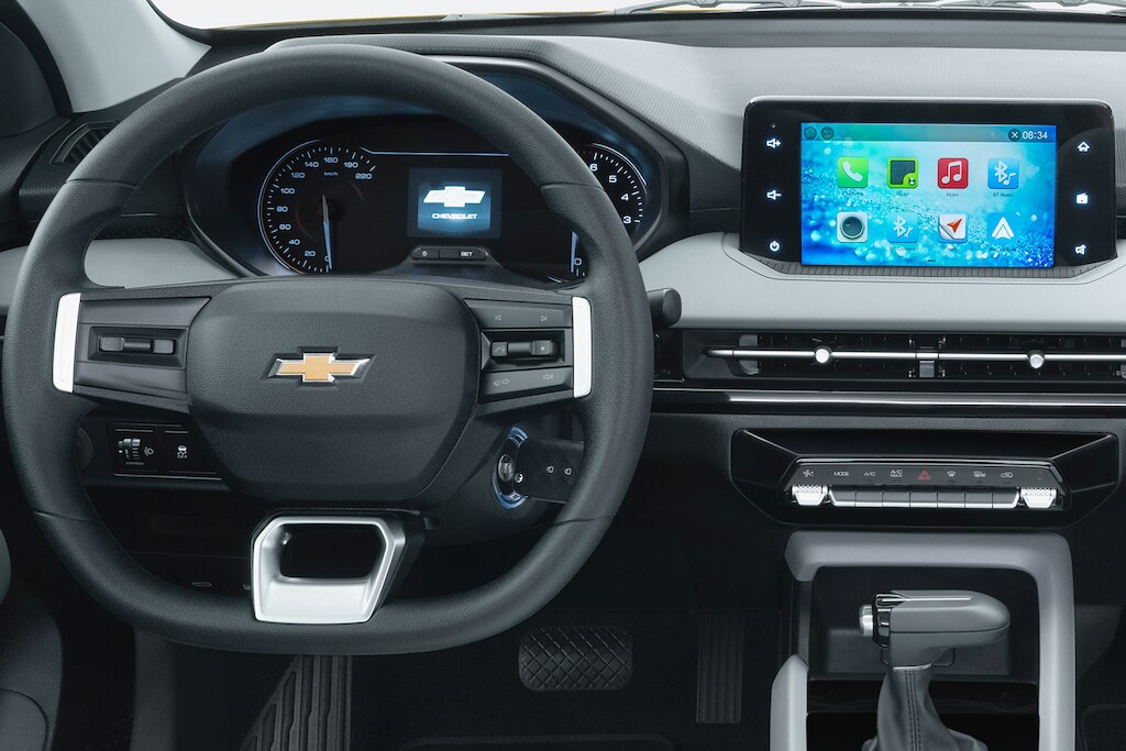 Nuevo Chevrolet Aveo Hatchback 2025, compacto con volante deportivo de 3 brazos con controles de audio