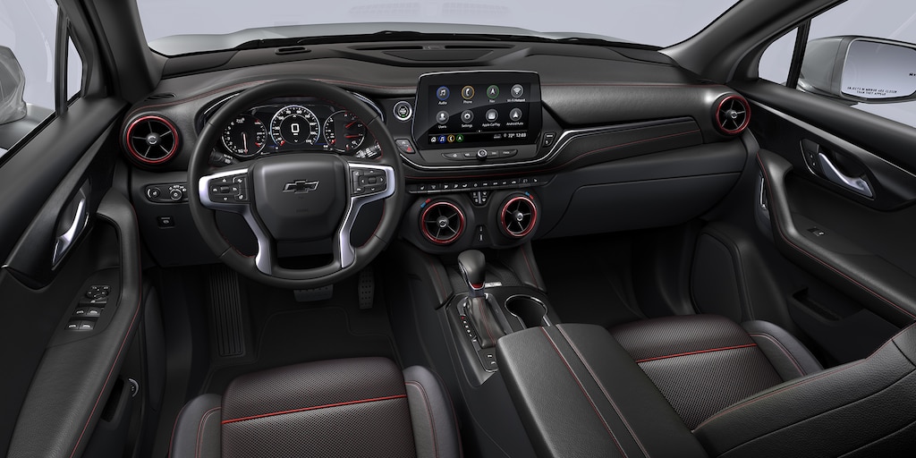 Piel negro con acentos rojos Chevrolet Blazer 2025, camioneta mediana