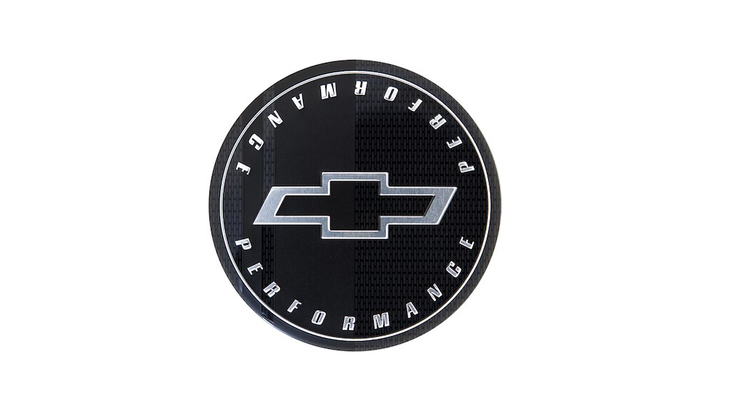 Centro de rin color negro con emblema Chevrolet y Performance plateado Camaro 2024, auto deportivo